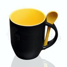 Una taza negra con una cuchara amarilla dentro.