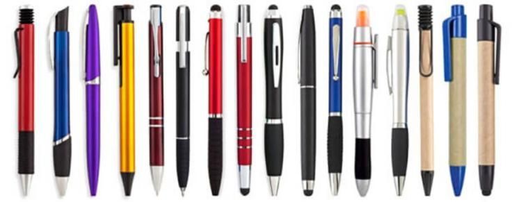 Una variedad de bolígrafos están alineados en fila sobre un fondo blanco.