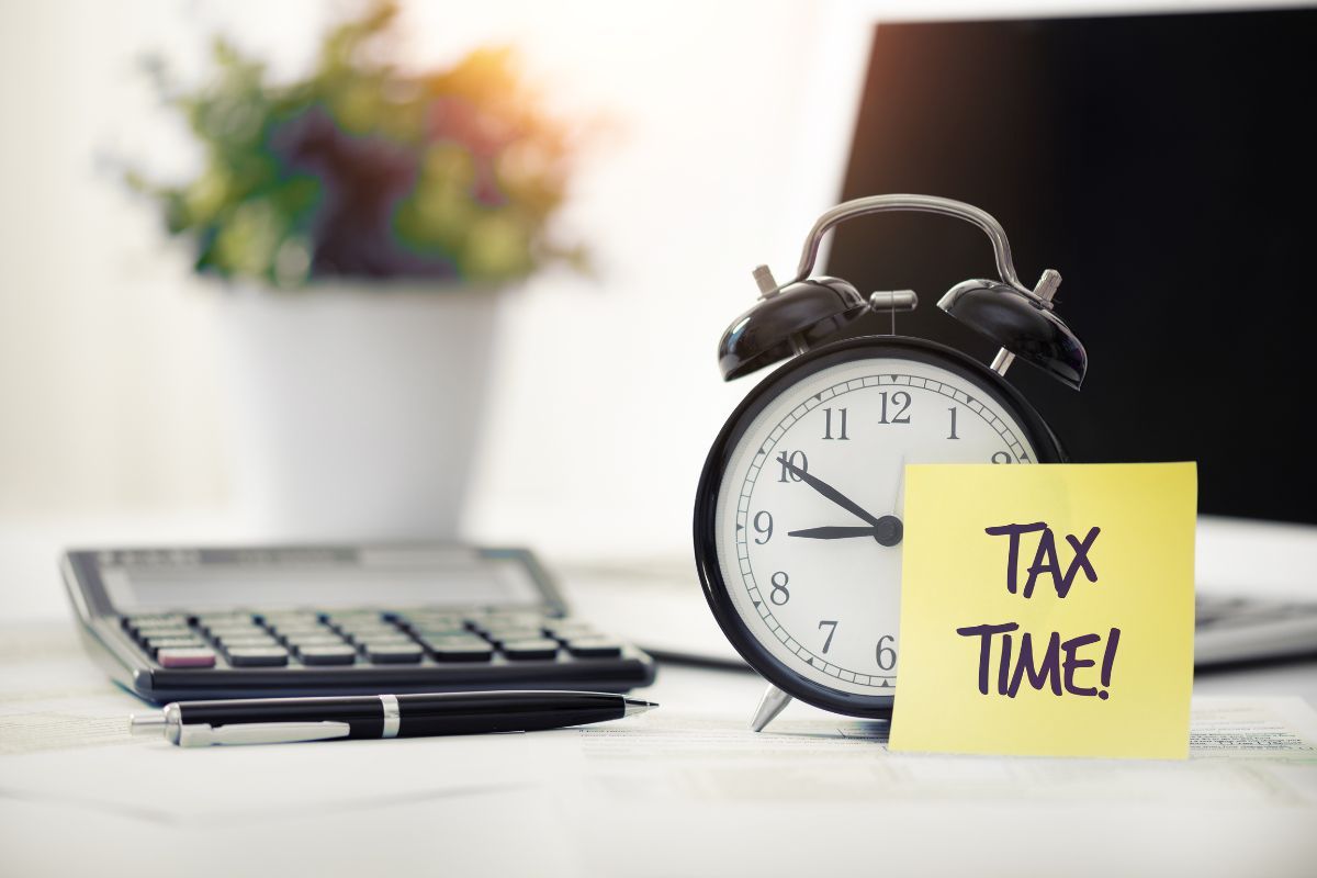 A note beside an alarm clock reminds Canadians to pay taxes at the right time.