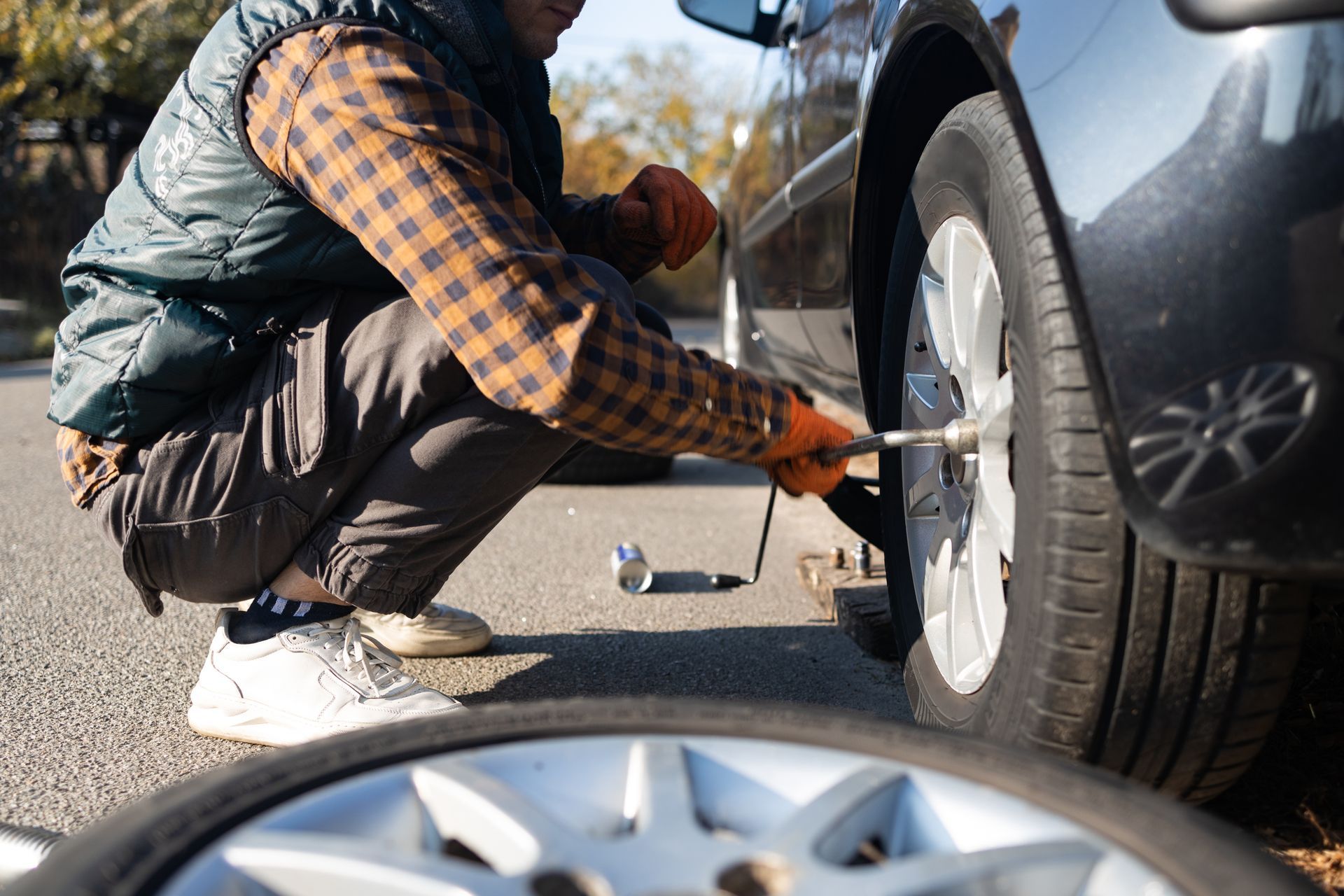brooksy-mobile-tire-technician-assisting-motorcycle-flat