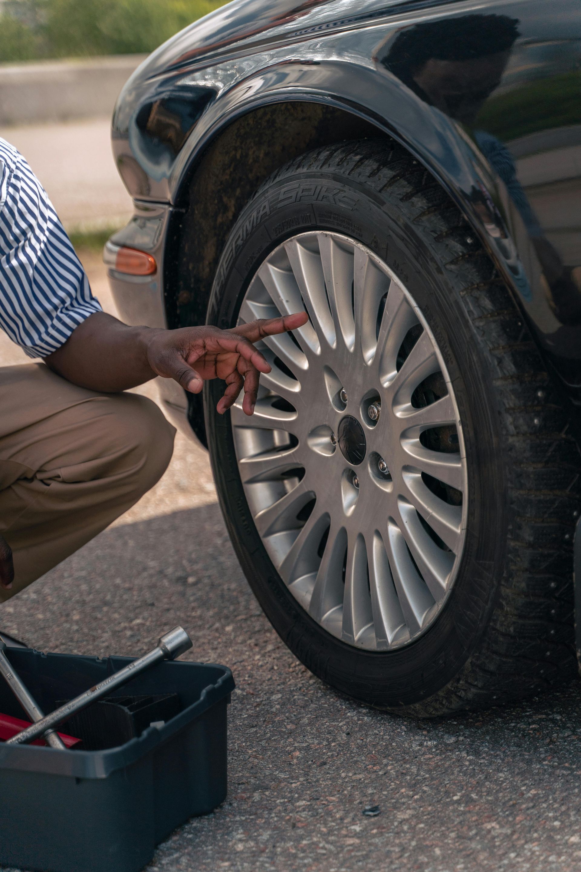 Roadside tire change showing when to call mobile tire service in Coral Springs