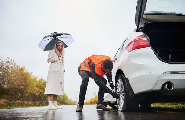 brooks-mobile-tire-unit-servicing-car