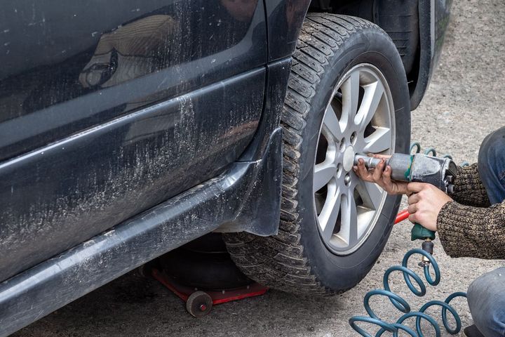 brooksy-mobile-tire-repair-on-sedan