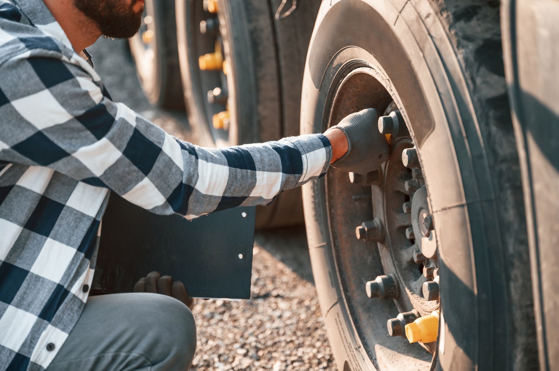 brooksy-mobile-unit-servicing-semi-truck-tire