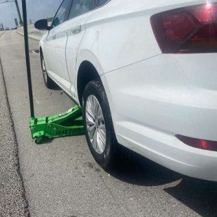 driver-getting-jump-start-from-mobile-unit