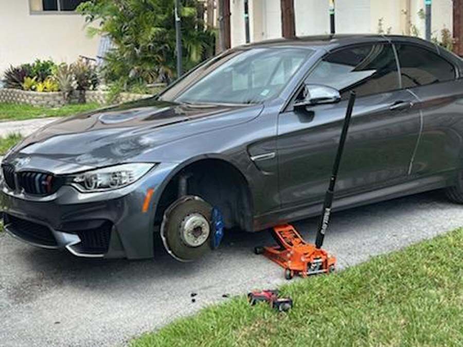 mobile-unit-performing-jump-start-in-boca-raton-residential-area