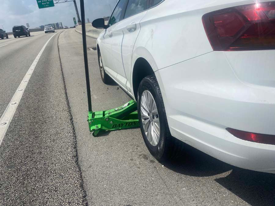 brooksy-mobile-unit-servicing-car-in-davie-florida