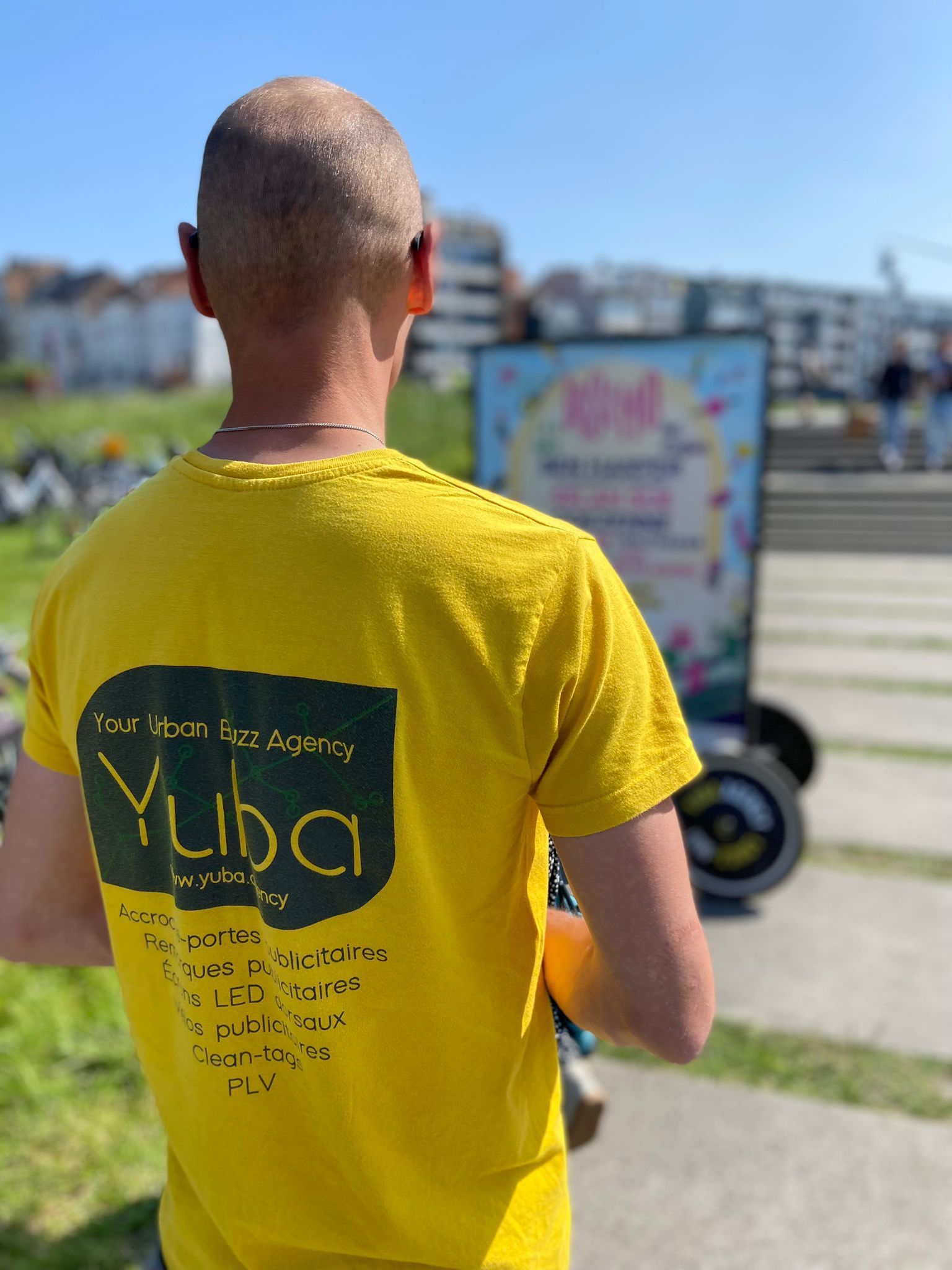 Homme t-shirt jaune et vélo publicitaire