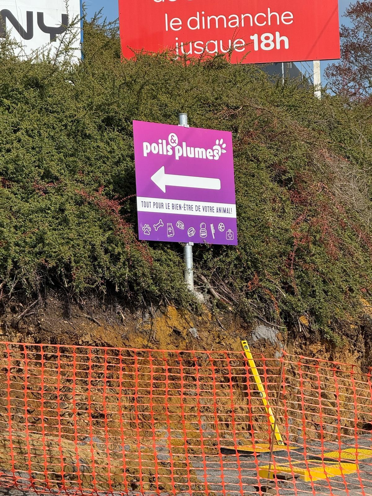 Yuba Agency a installé deux panneaux publicitaires en Dibond pour Poils & Plumes Dinant 