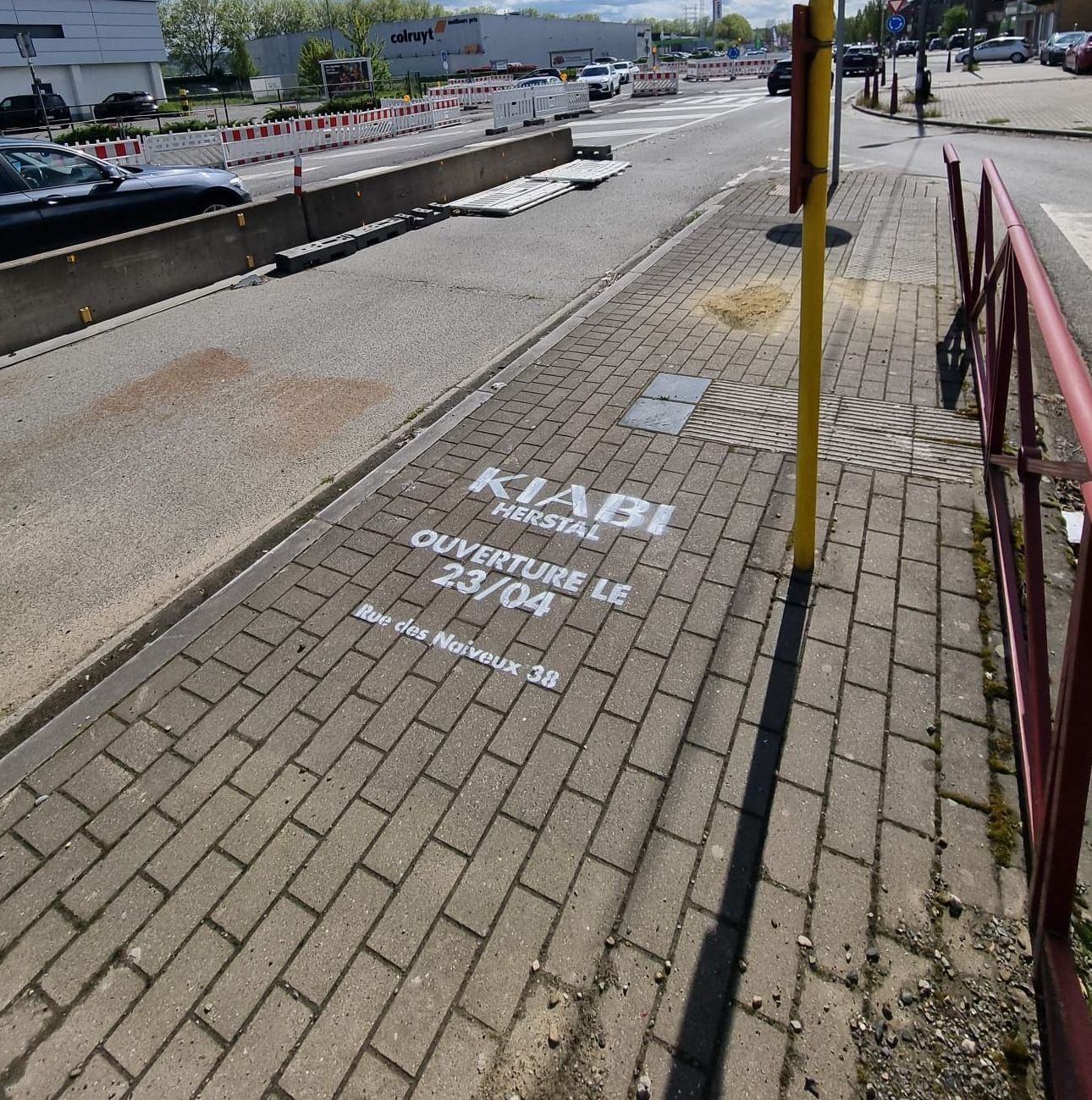 Yuba Agency à réalisé des chalk-tags blancs pour l'ouverture du Kiabi de Herstal
