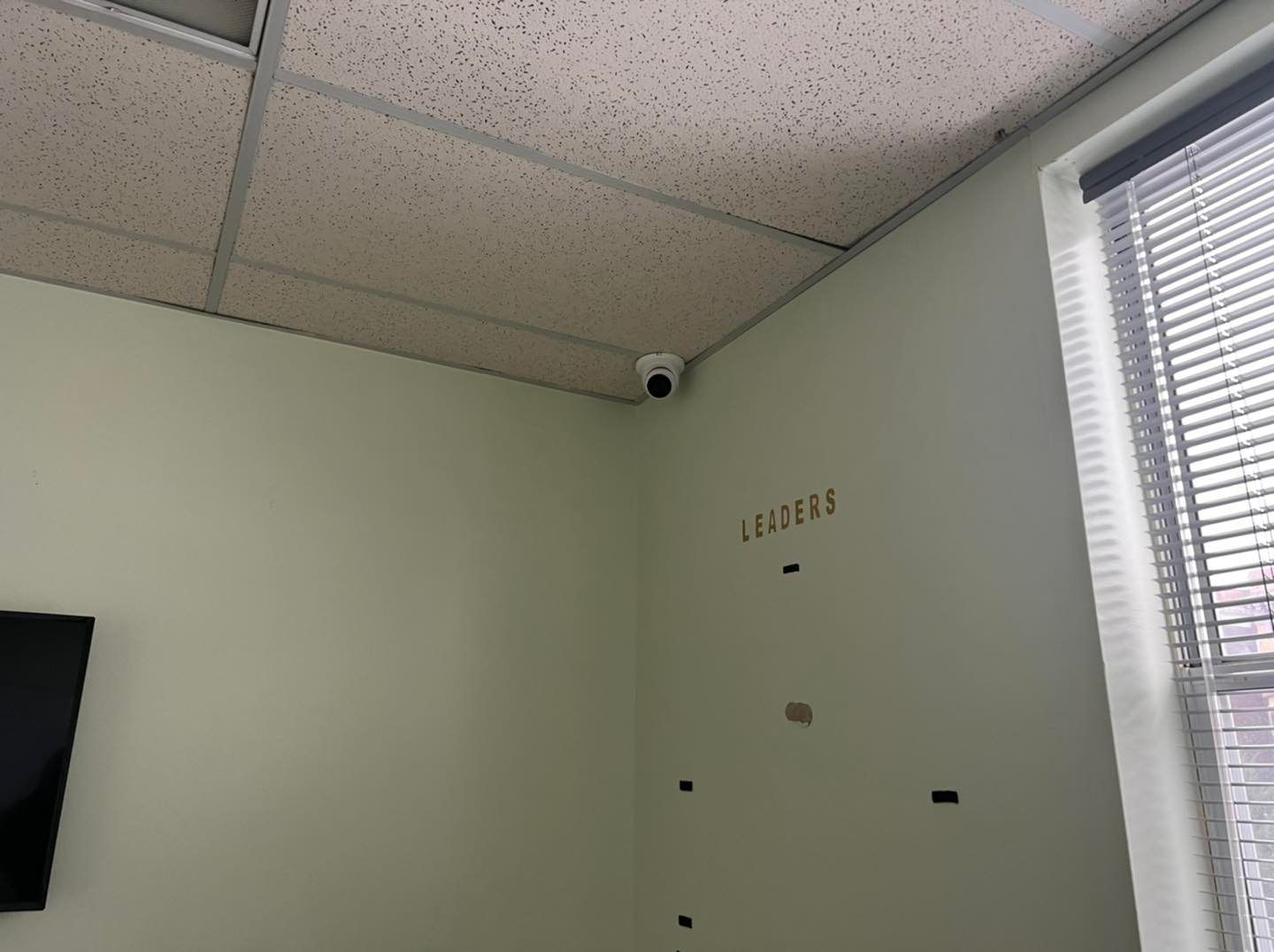 A room with a ceiling that has a camera on it