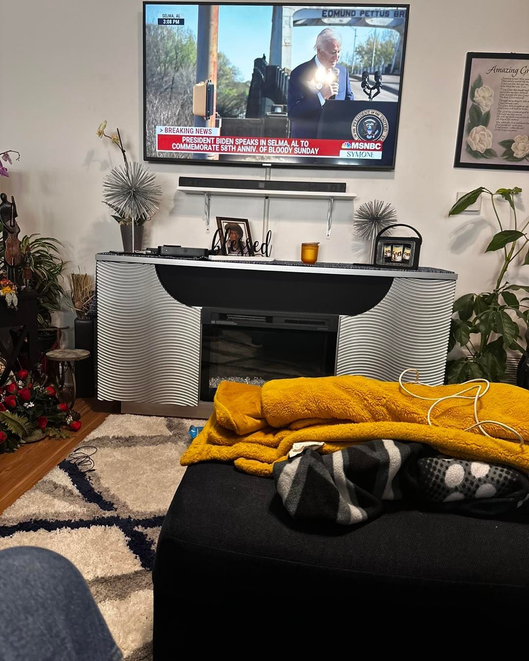 A living room with a flat screen tv on the wall