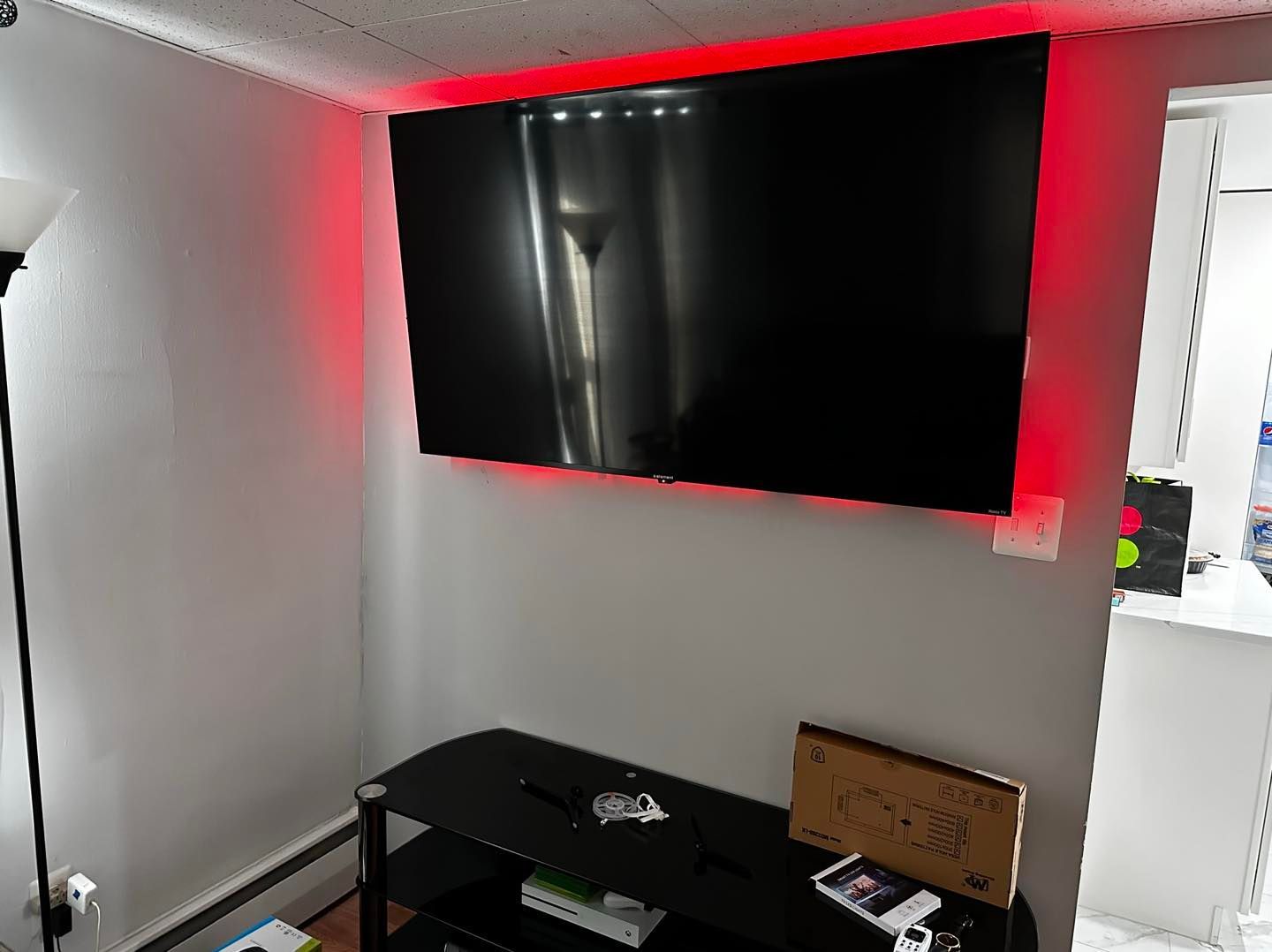 A living room with a flat screen tv mounted on the wall.