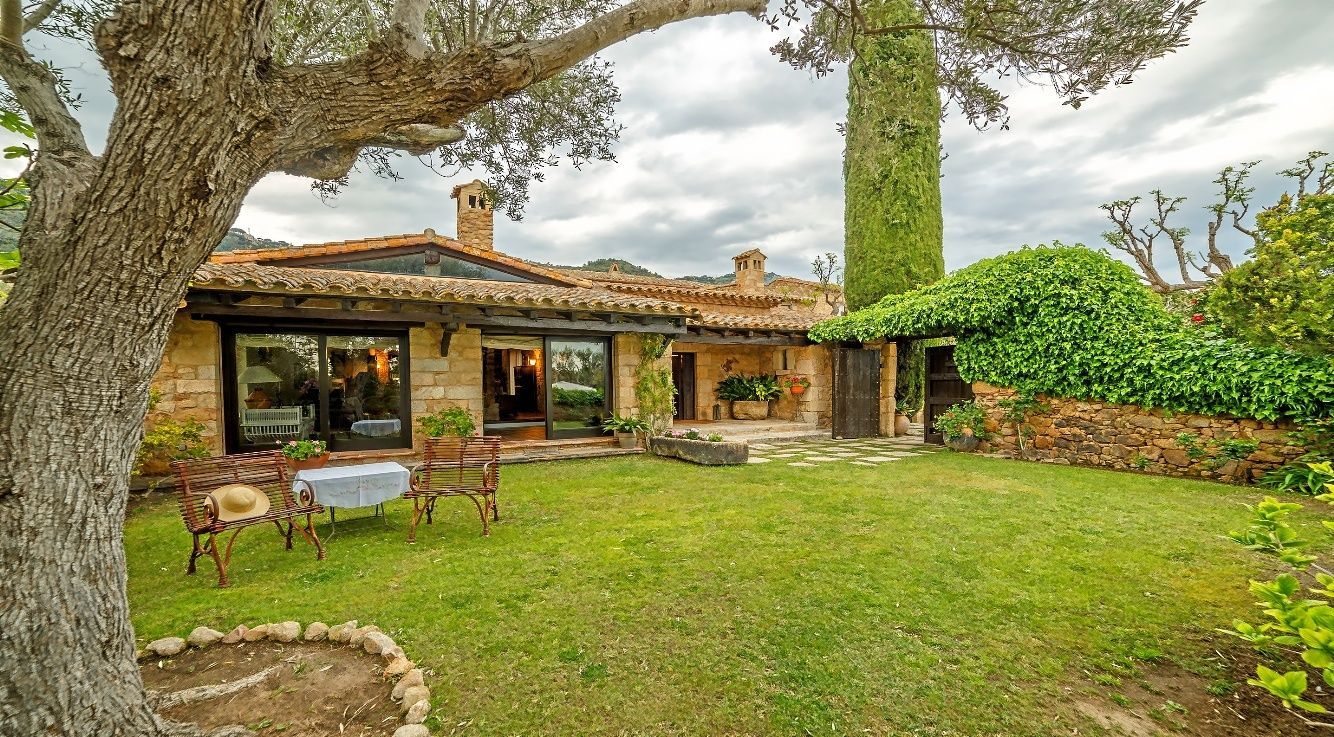 Achat de propriétés de luxe sur la Costa Brava, Acheter un chalet de luxe sur la Costa Brava, Villas de luxe à vendre sur la Costa Brava, Appartements de luxe à vendre sur la Costa Brava, Maisons de vacances de luxe à vendre sur la Costa Brava, Investir dans l'immobilier de luxe sur la Costa Brava, Propriétés avec vue mer à vendre sur la Costa Brava, Maisons de luxe en première ligne de mer sur la Costa Brava, Acheter un appartement de luxe à Tossa de Mar, Acheter une villa de luxe à Lloret de Mar, Location de propriétés de luxe sur la Costa Brava, Louer un chalet de luxe sur la Costa Brava, Villas de luxe à louer sur la Costa Brava, Appartements de luxe à louer sur la Costa Brava, Maisons de vacances de luxe à louer sur la Costa Brava, Locations saisonnières de luxe sur la Costa Brava, Propriétés avec piscine à louer sur la Costa Brava, Location de villas de luxe avec piscine privée sur la Costa Brava, Location de maisons avec vue mer sur la Costa Brava, Où se loger sur la Costa Brava avec piscine privée, Agence immobilière de luxe sur la Costa Brava, Agences immobilières spécialisées dans les propriétés de luxe sur la Costa Brava, Meilleures agences immobilières de luxe sur la Costa Brava, Sites web pour trouver des propriétés de luxe sur la Costa Brava, Conseils pour acheter une propriété de luxe sur la Costa Brava, Estimation de propriétés de luxe sur la Costa Brava, Impôts à l'achat d'une propriété de luxe sur la Costa Brava, Vivre sur la Costa Brava, Les meilleures propriétés de luxe sur la Costa Brava, Le marché immobilier de luxe sur la Costa Brava, Tendances du marché immobilier de luxe sur la Costa Brava
