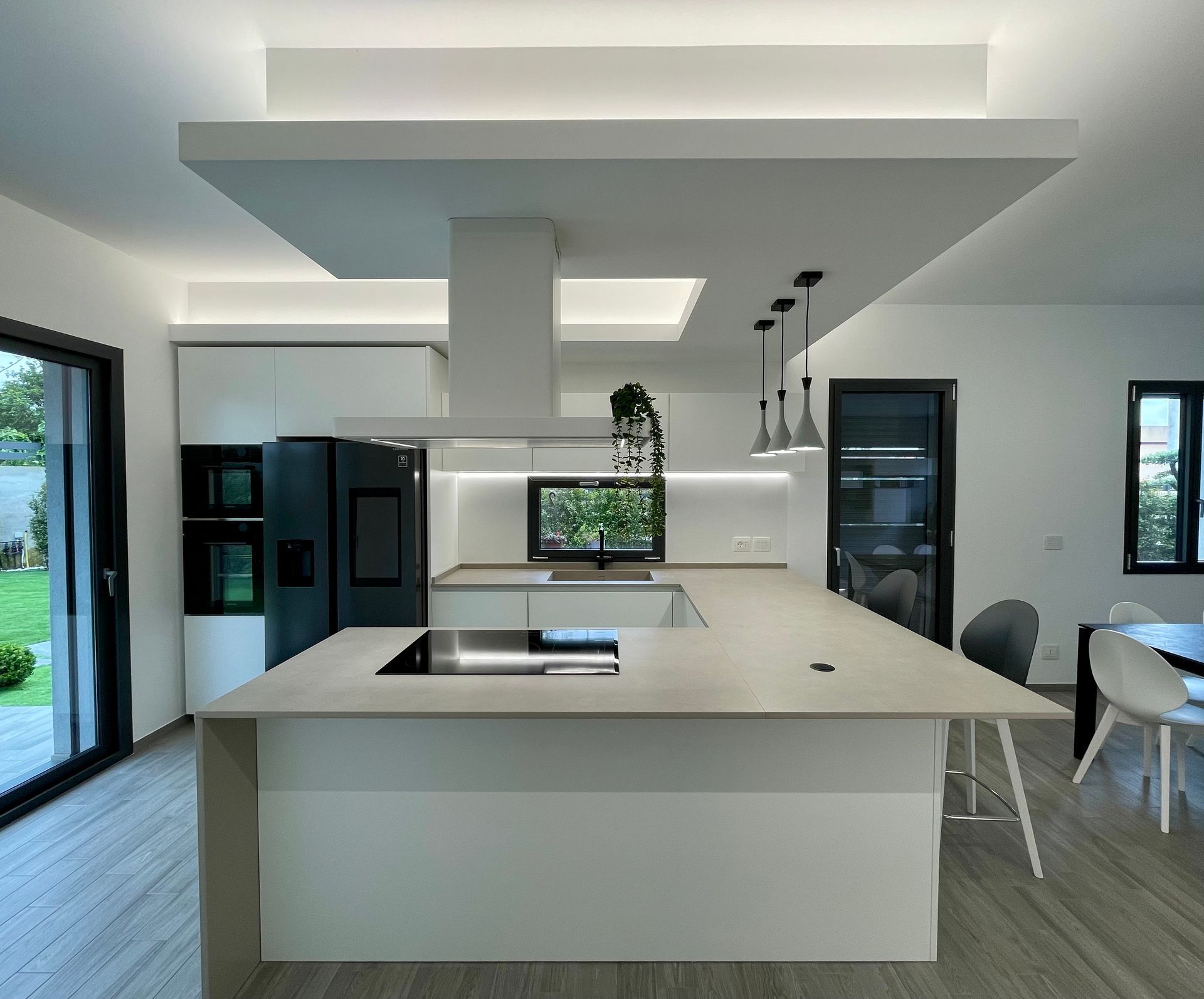 Una cucina con una grande isola e un forno