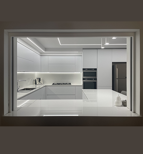 Una camera da letto con un letto, comodini e una cassettiera.