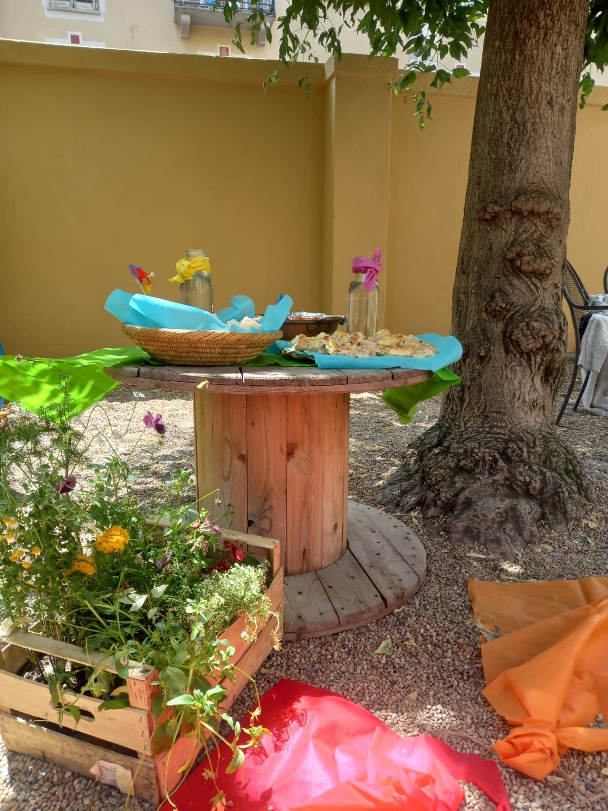 Un tavolo di legno con un cesto di cibo sopra