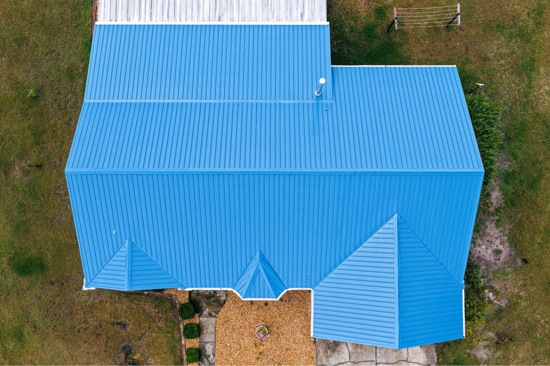 2026 roofing trends guide showing impact-resistant, energy-efficient, and durable roofing materials