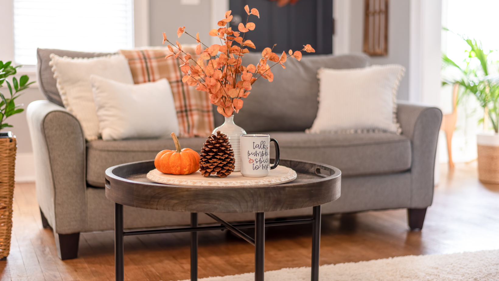 Picture of a living room decorated for fall