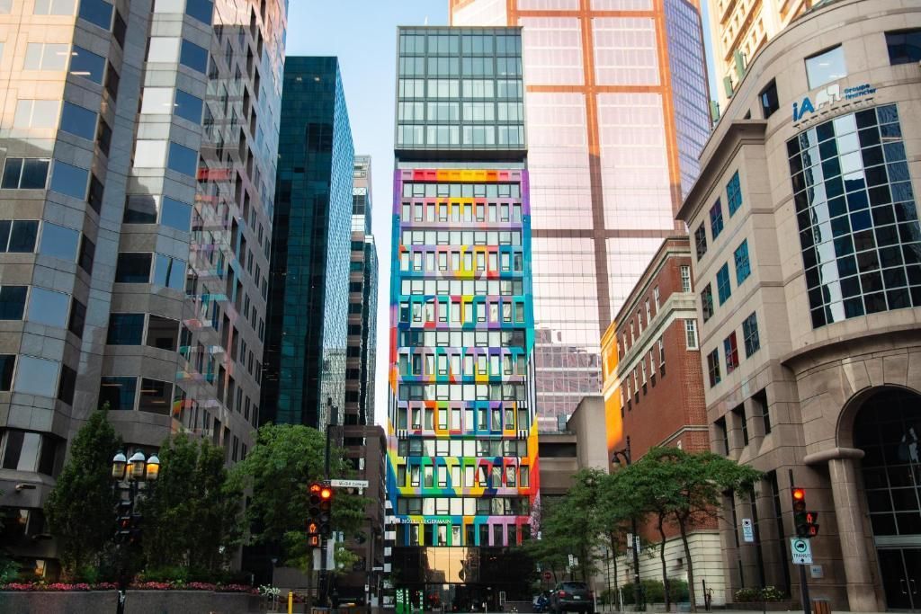 De kleurrijke hoogbouw van Hôtel Le Germain Montréal in de schemering