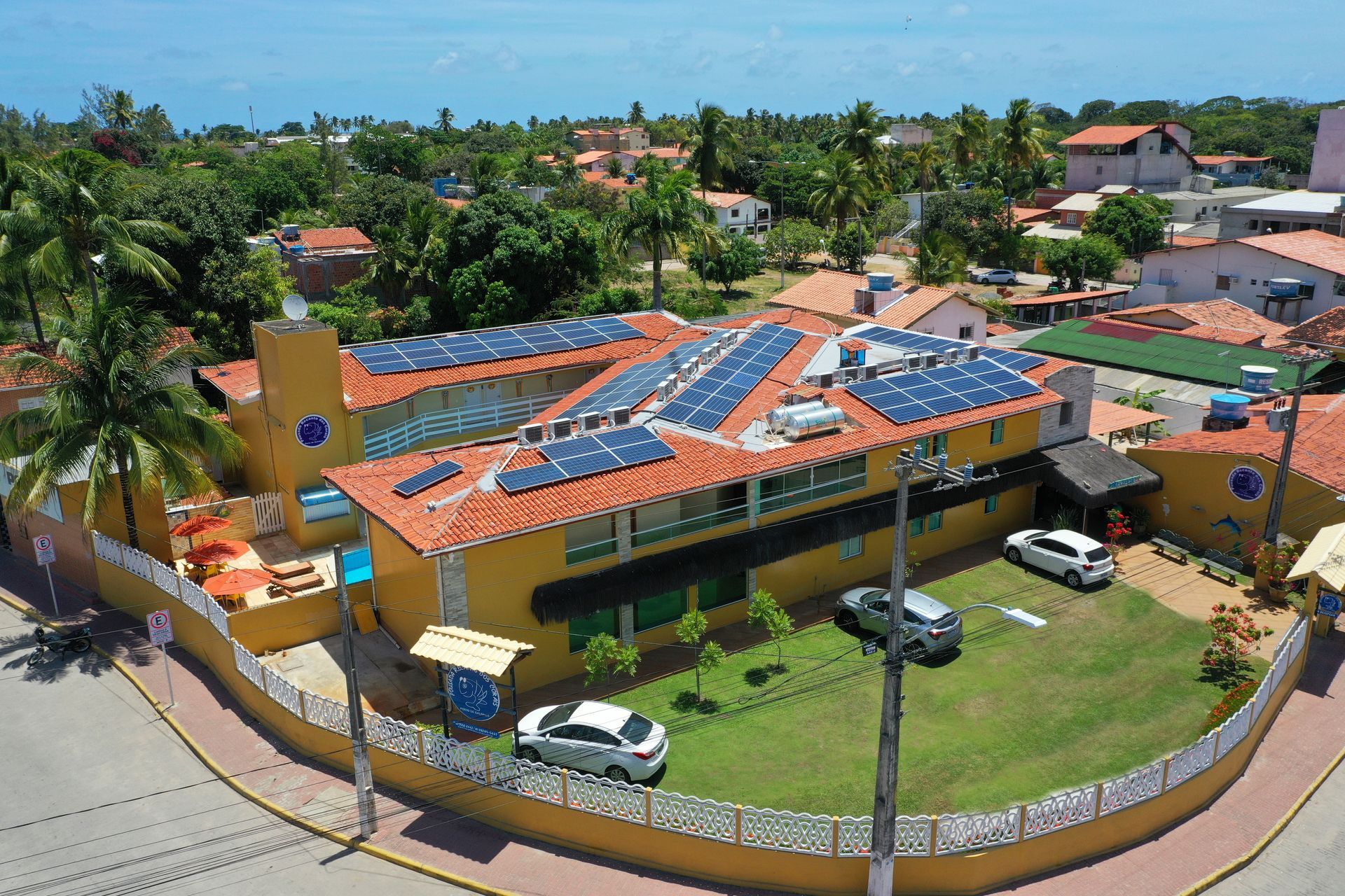 uma vista aérea de uma casa com painéis solares no telhado