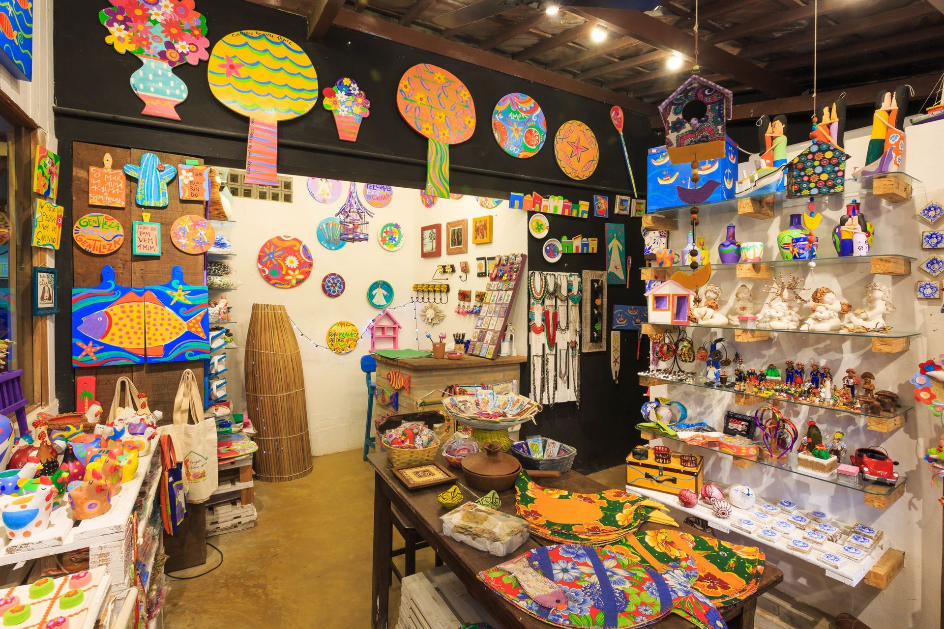 Uma loja repleta de brinquedos e pinturas nas paredes