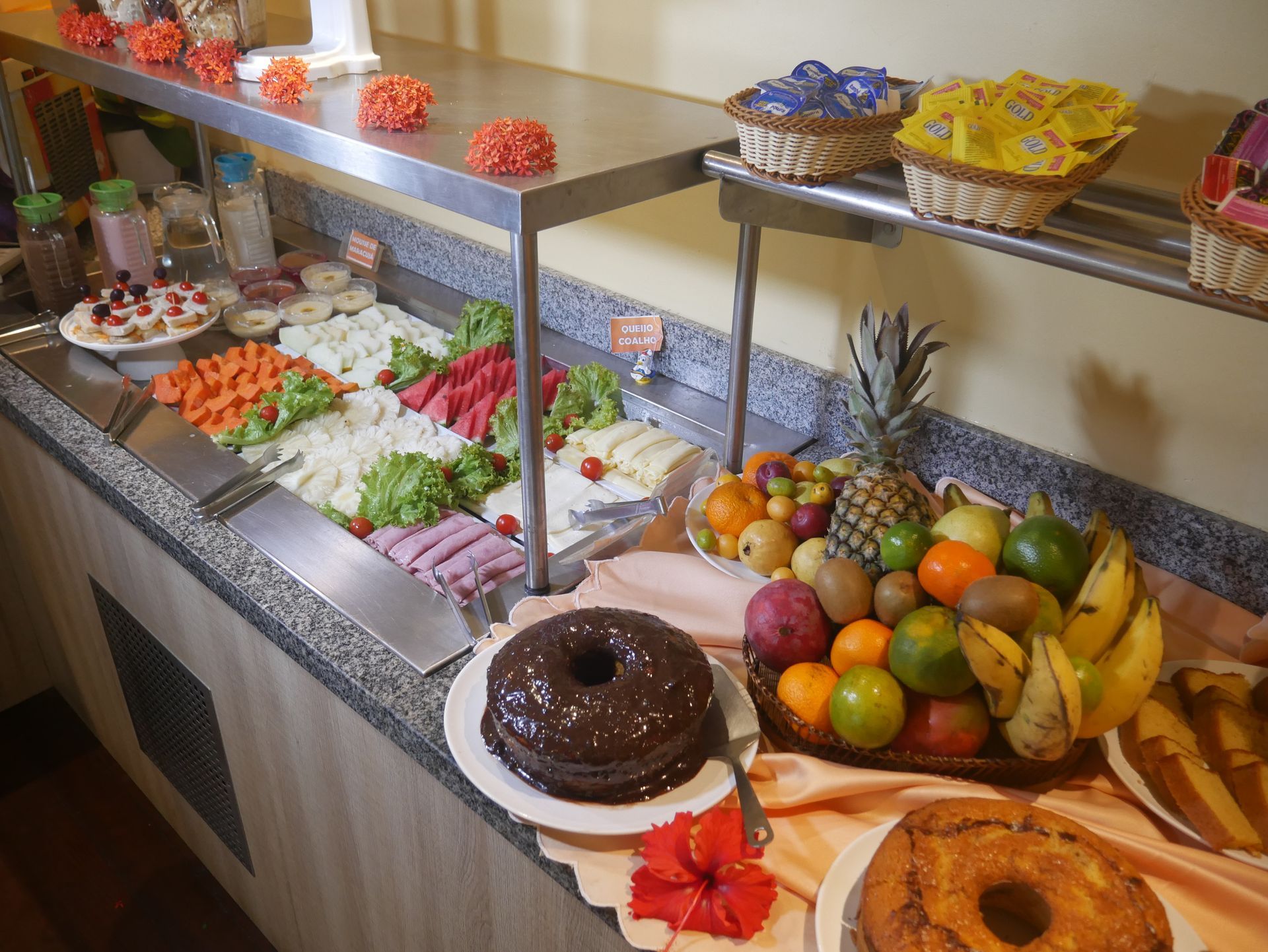 Uma mesa de buffet com uma variedade de frutas e legumes