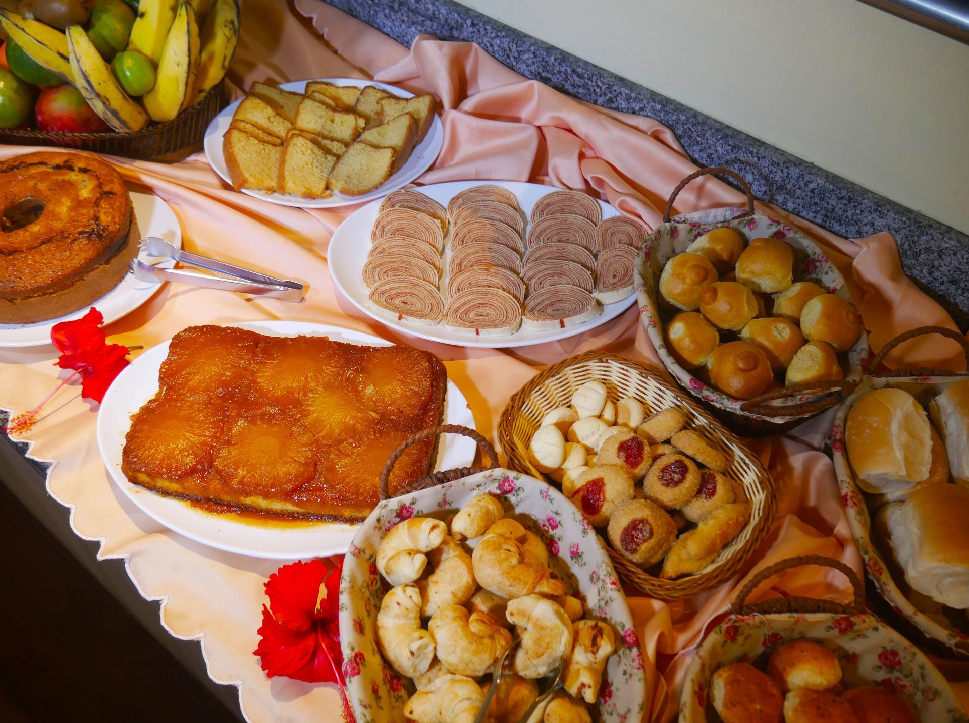 Uma mesa coberta com uma variedade de pães e doces