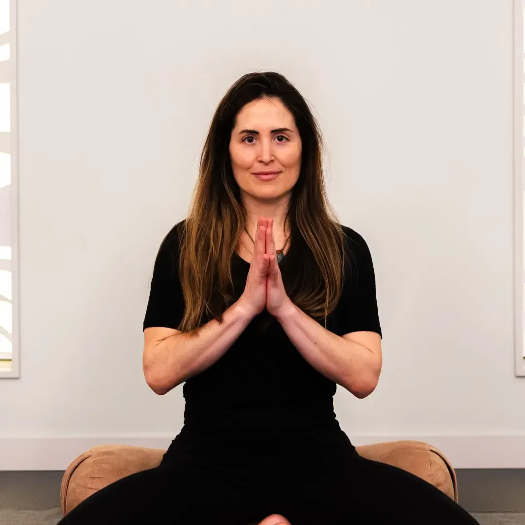 Victoria Lorandi Flow Yoga & Wellbeing teacher