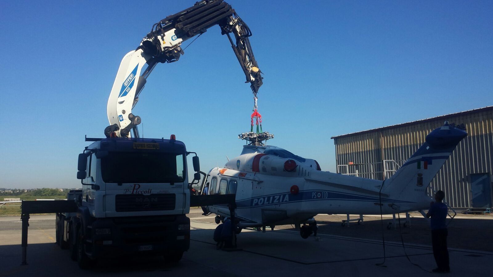 autogrù per il sollevamento di un mezzo aereo