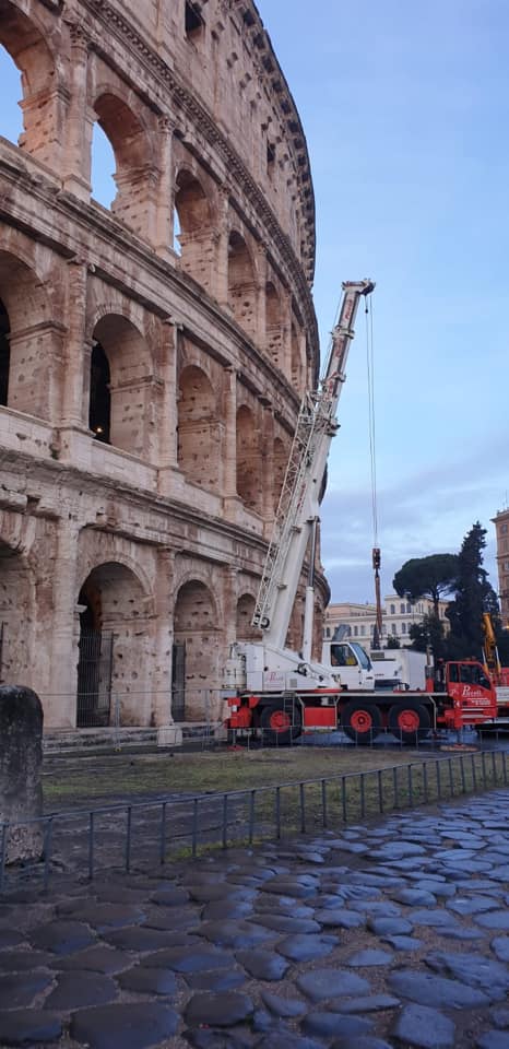 autogrù per sollevamento di carichi speciali sotto il Colosseo