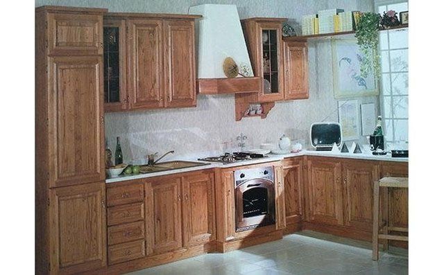 Cucina di legno con cappa annessa