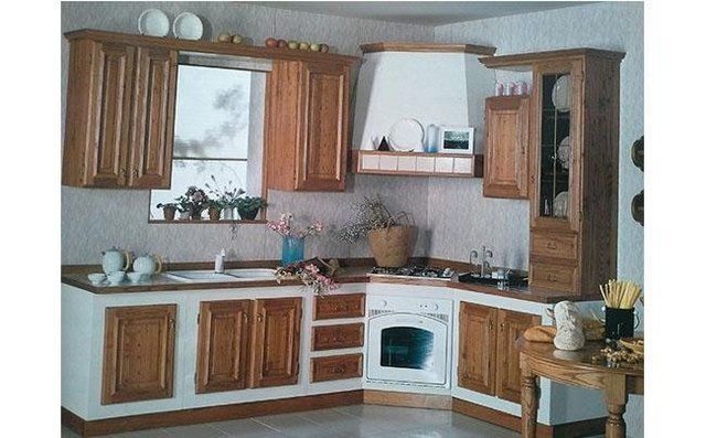 Cucina in legno con cappa bianca