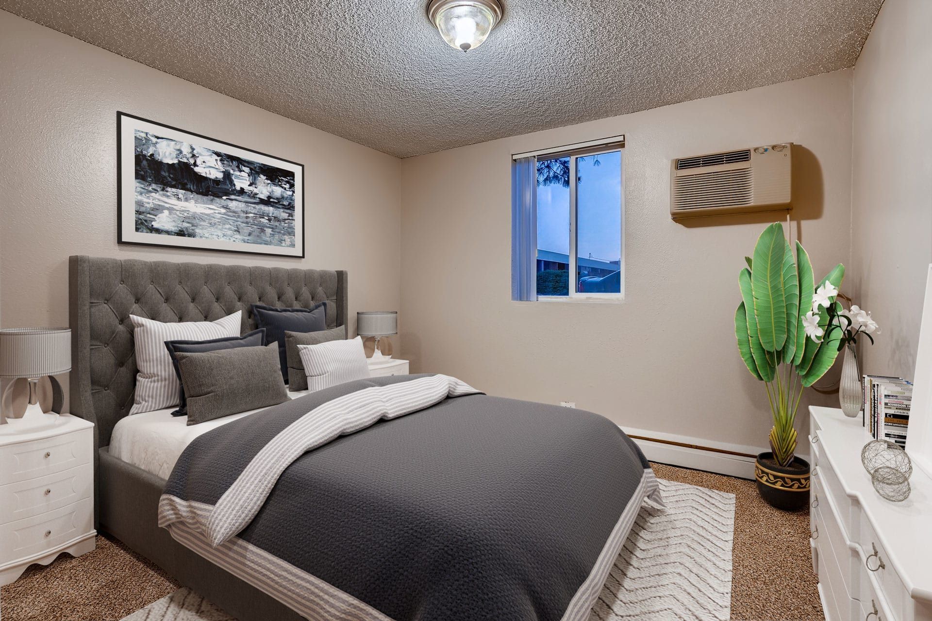 Photo showing a medium-size bedroom