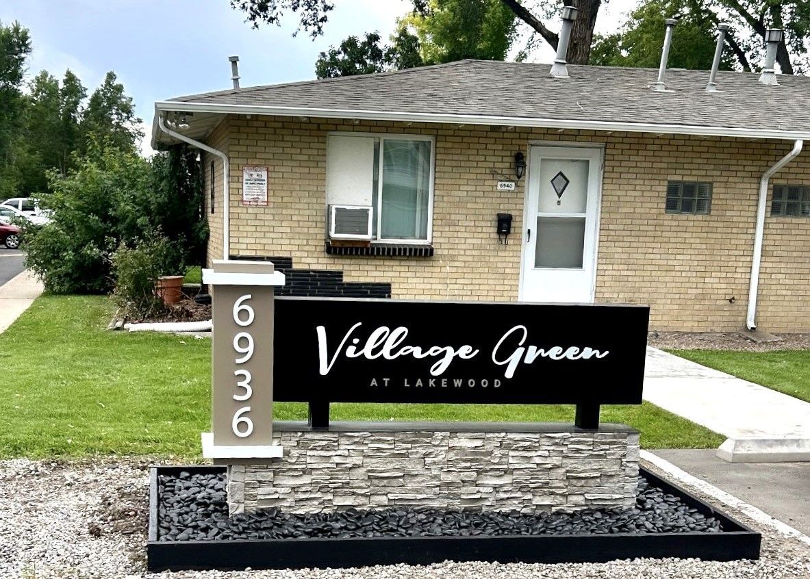 Photo showing the entrance sign to Village Green at Lakewood