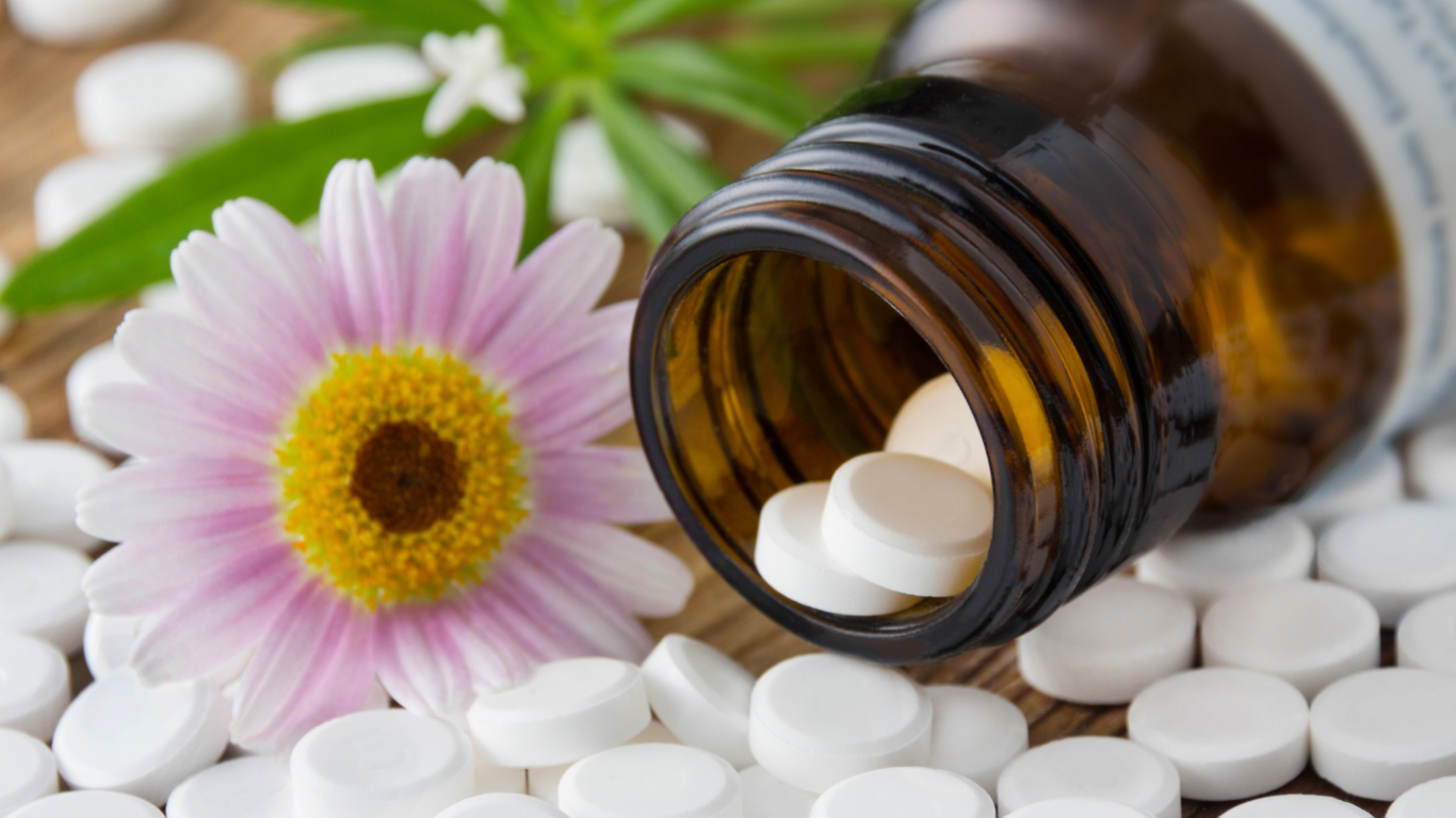 Schüßler-Salze Tabletten in einer Glasdose als Symbol für sanfte Naturtherapie