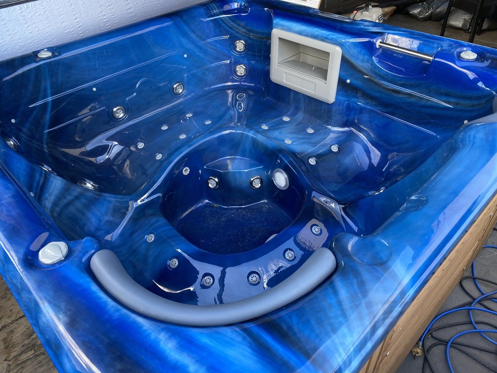 5 Person Spas Tenambit, NSW Bubbly Spas