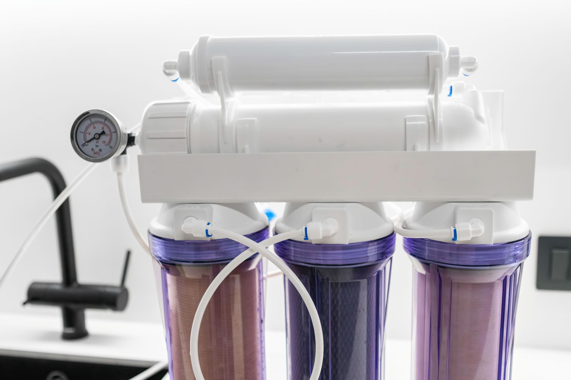 Reverse osmosis system with mineralizer for water purification system at home.