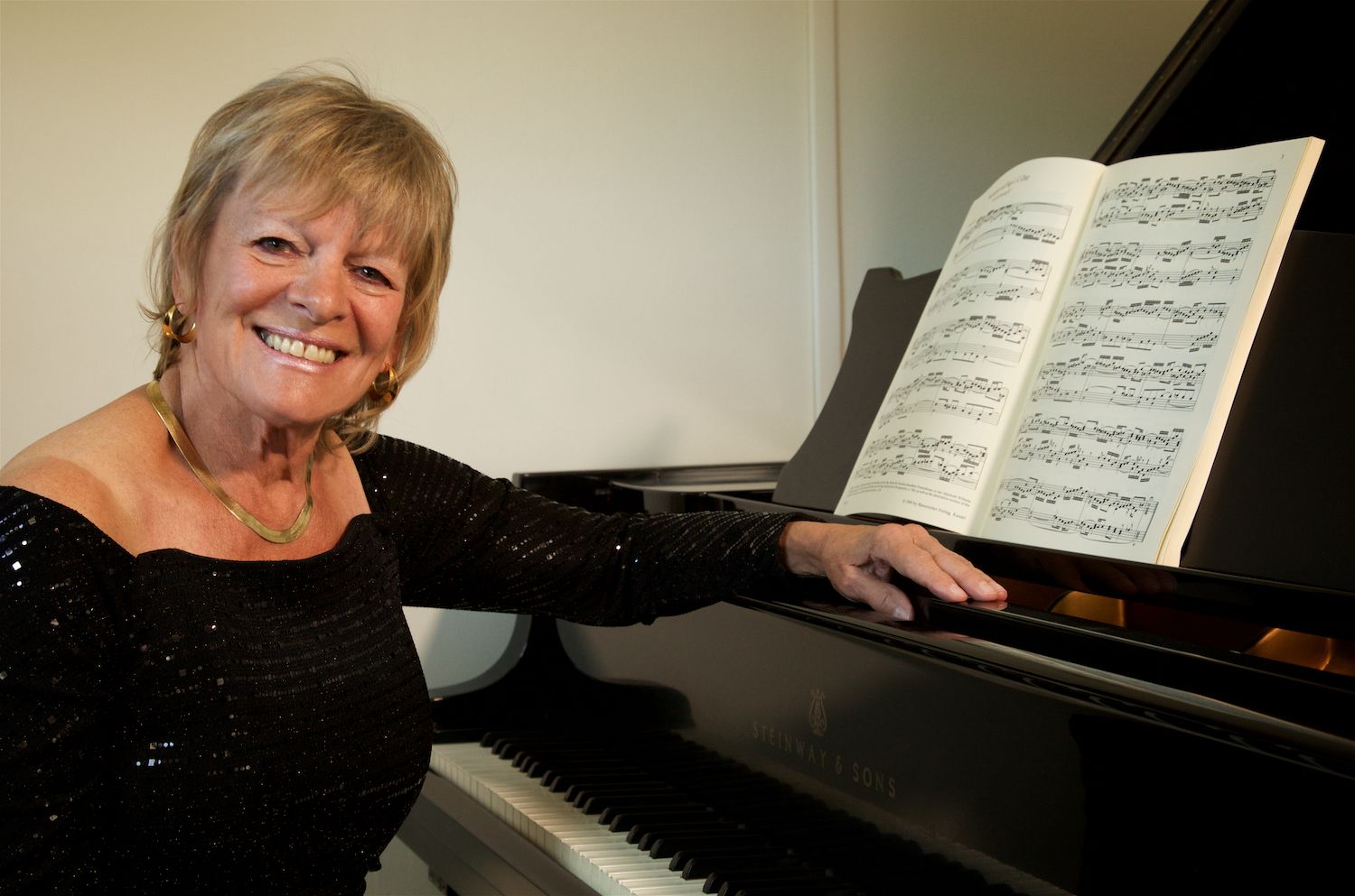 Picture of Jacquelyn Helin sitting at a piano.