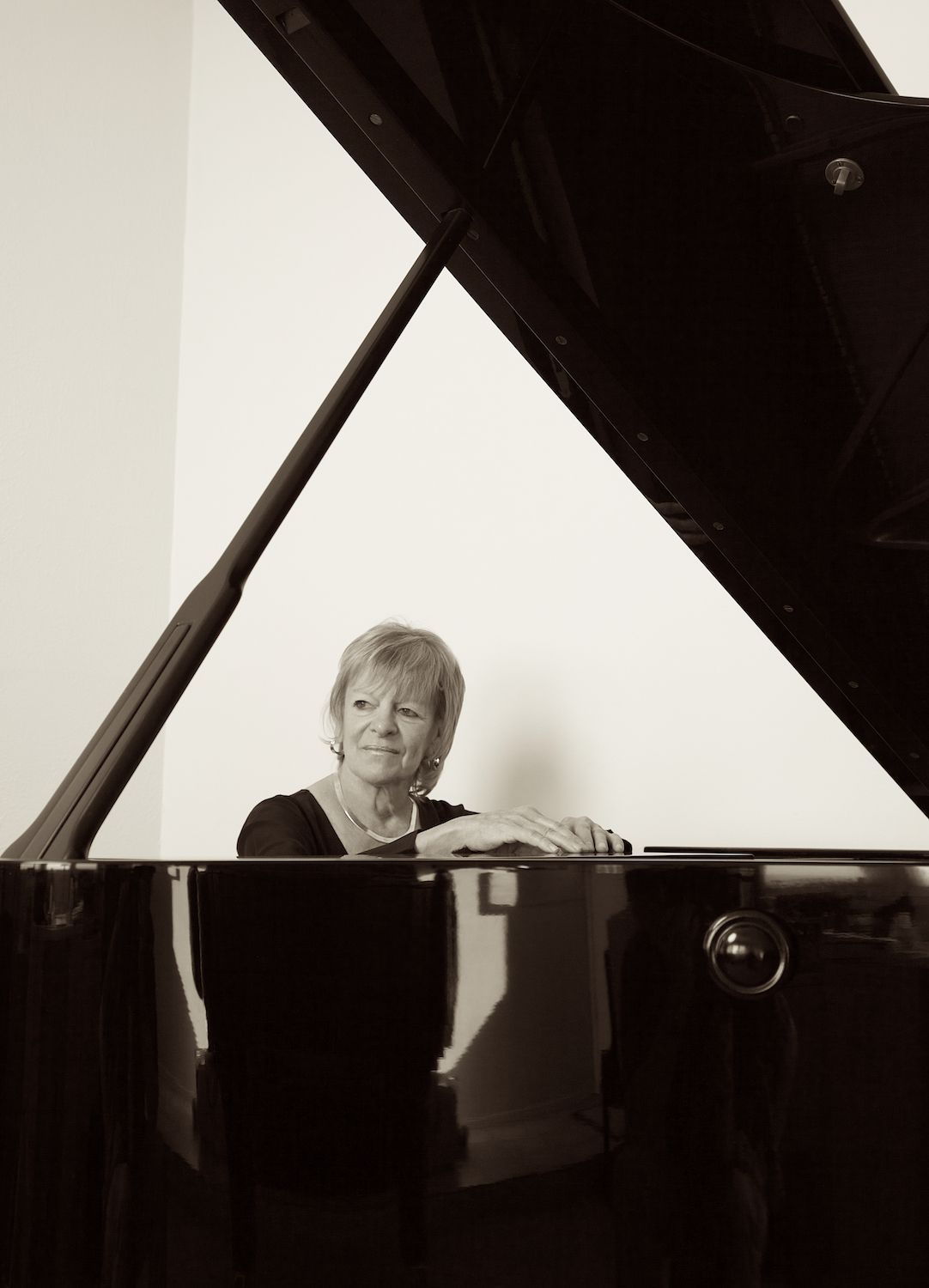 Picture of Jacquelyn Helin sitting at a piano.