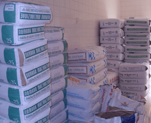 sacchi di farina nel laboratorio