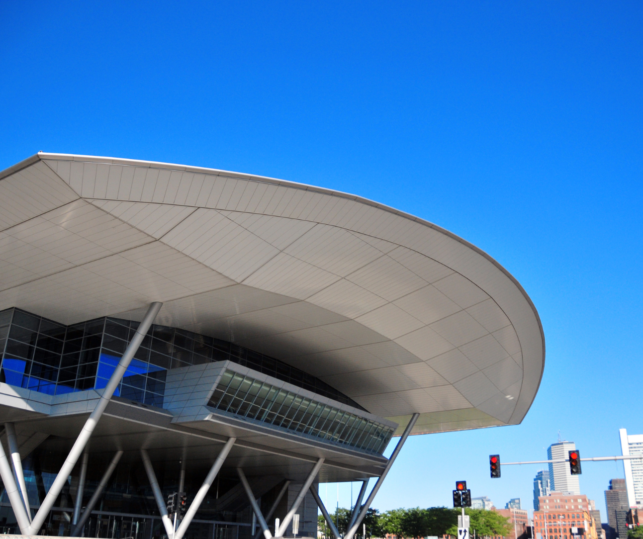 As one of the largest and most advanced convention centers in the Northeast, the Boston Convention and Exhibition Center (BCEC) offers a massive 516,000 square feet of exhibit space.