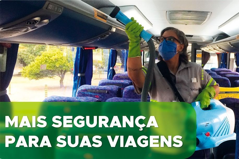 Pessoa higienizando um ônibus com um pulverizador; texto 