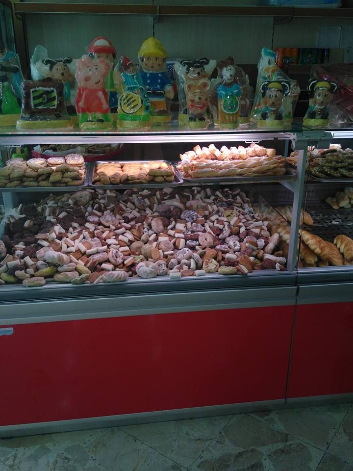 Una vetrina piena di tanti tipi diversi di pane e dolci.