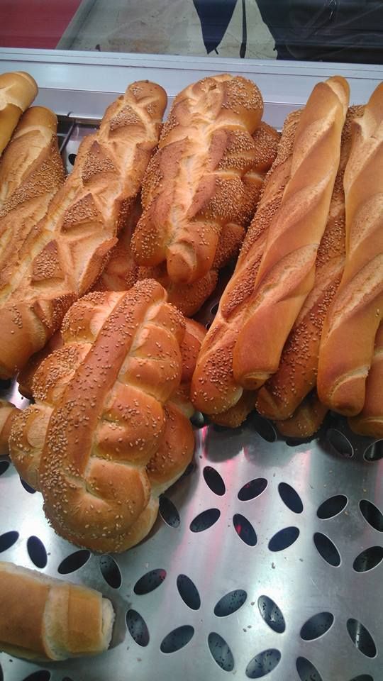 Sopra un vassoio di metallo c'è un mucchio di pane.