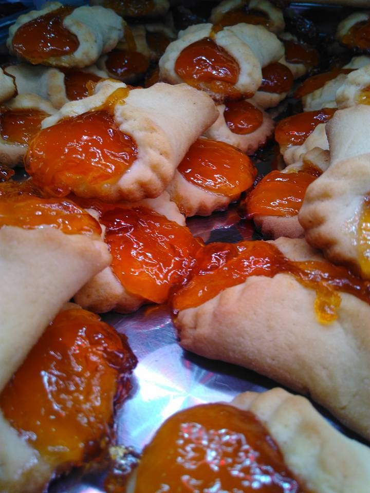 Un mucchio di biscotti con salsa all'arancia sopra