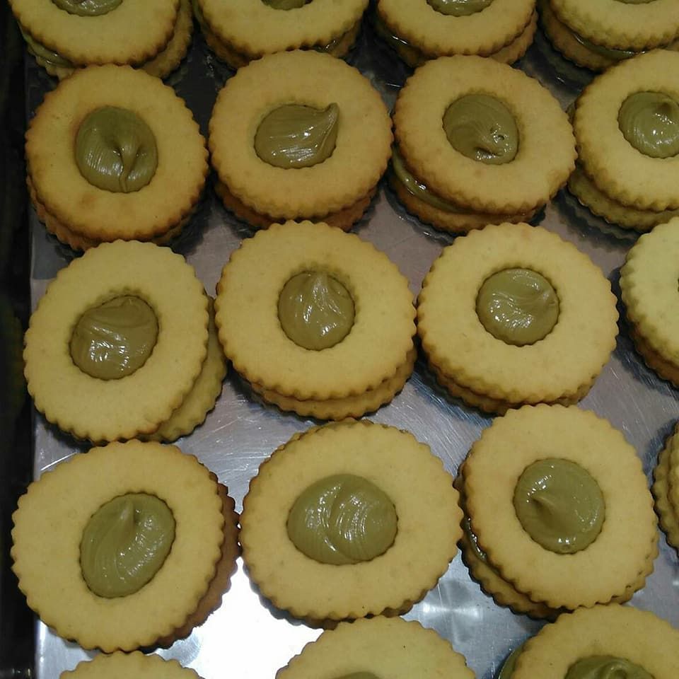 Un mucchio di biscotti ricoperti di glassa verde