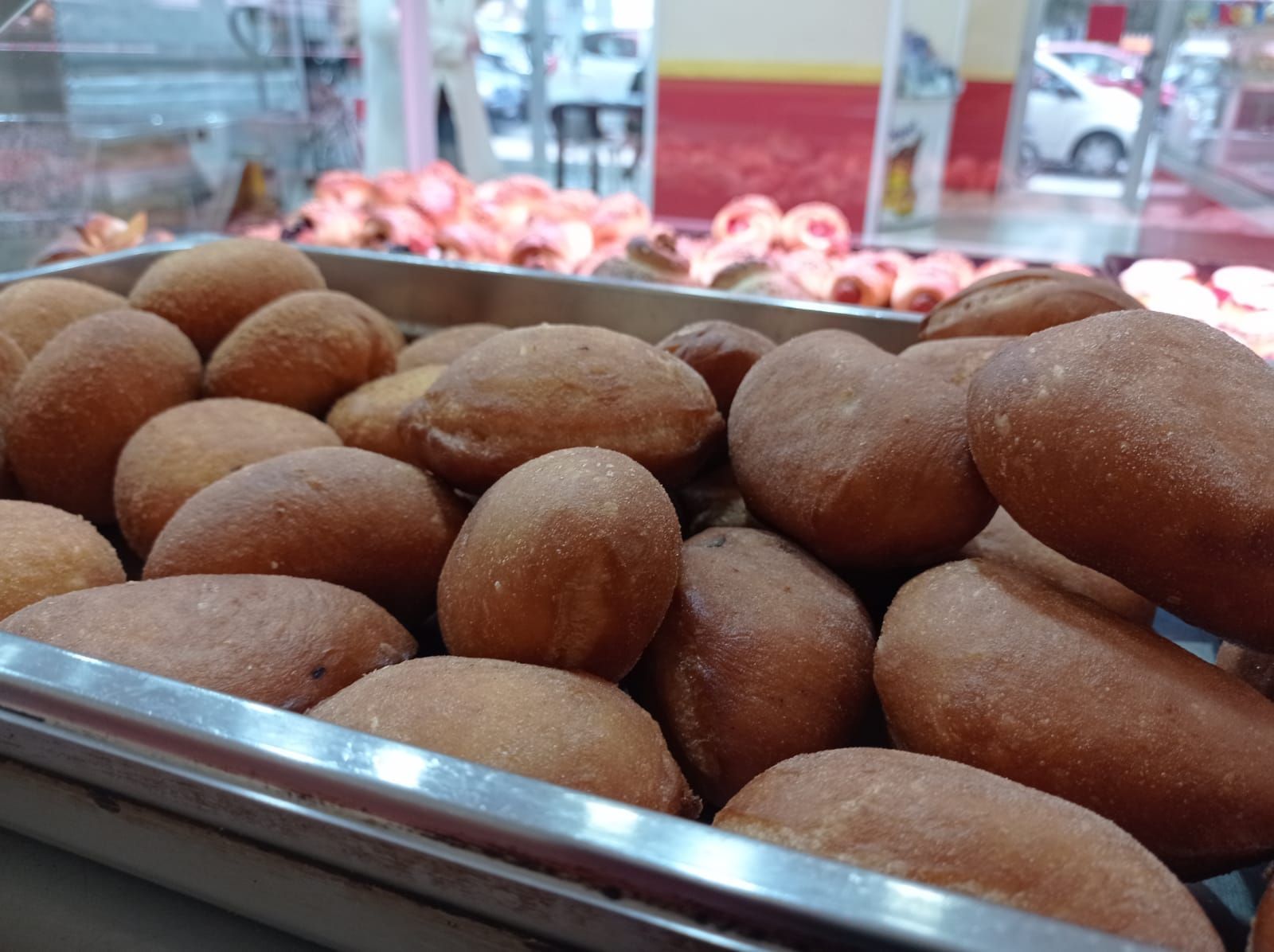 Sul bancone di un negozio c'è un vassoio di patate