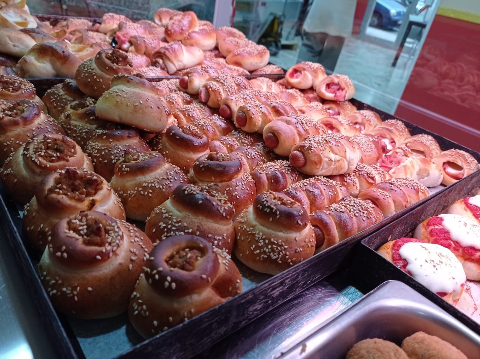In una panetteria è esposta una varietà di dolci