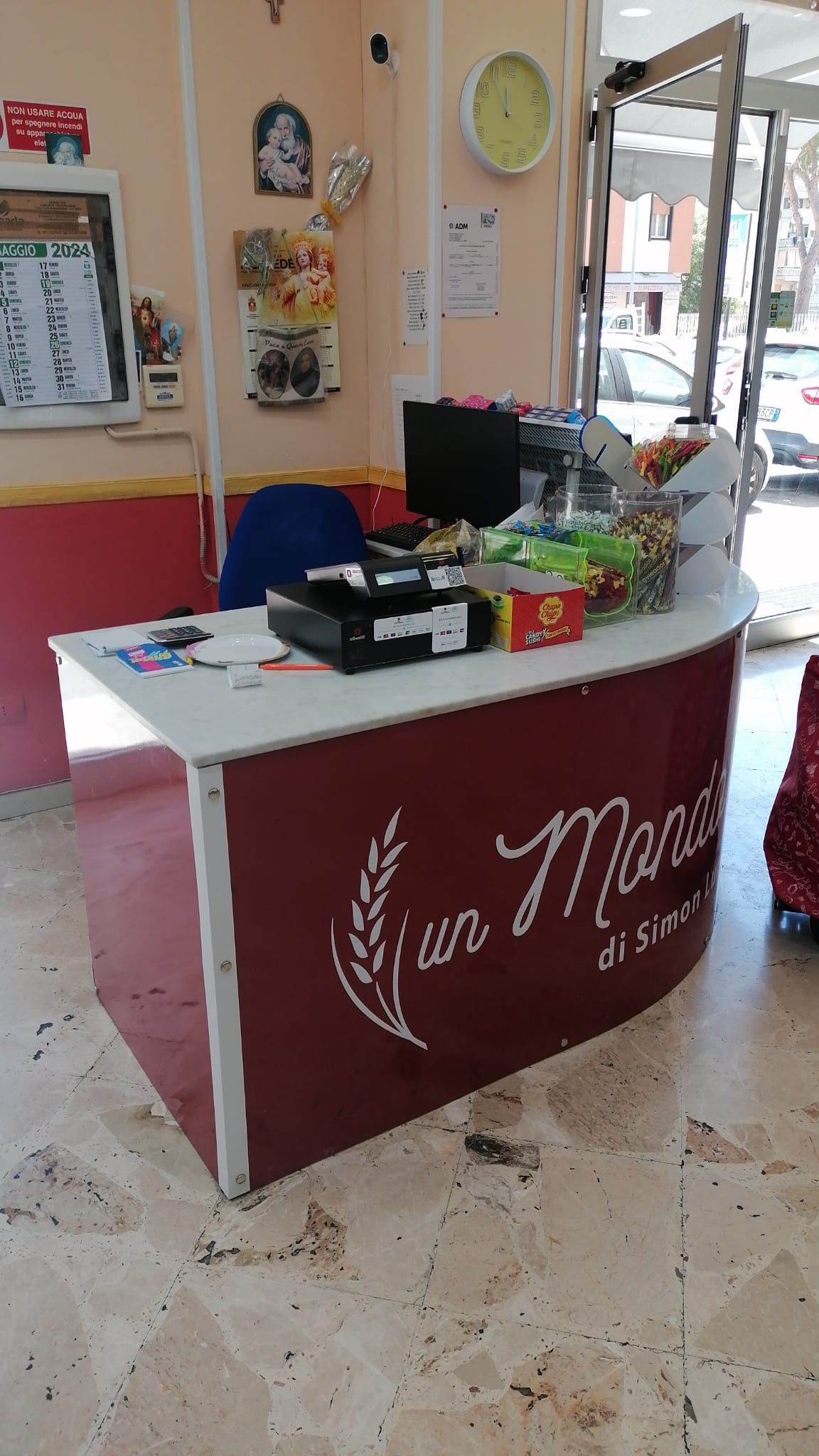 Un bancone rosso e bianco in una stanza con un orologio sul muro.